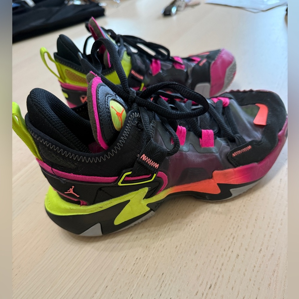 Women’s/youth Air Jordan black and pink mesh sneakers.  Tag 5.5Y, Fla W 6.5